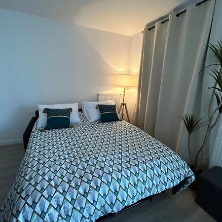 Cosy A 2 Pas De * סאריס